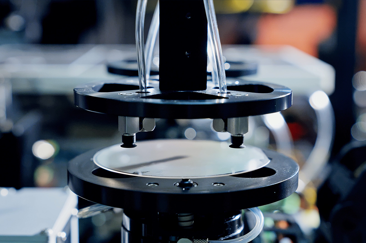 助力消费电子升级，bc贷股份Micro LED巨量转移装备交付显示头部企业